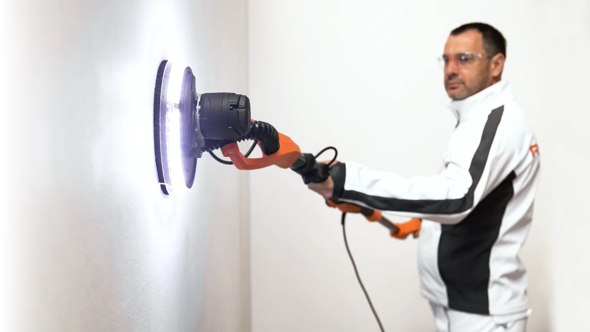 Schleifmaschine Giraffe bei der Arbeit an einer Wand